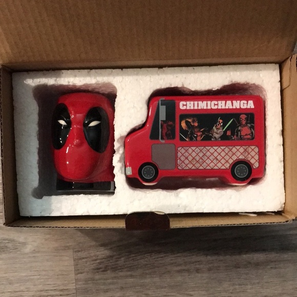 Deadpool salt and pepper shakers. Ceramic - Picture 1 of 4